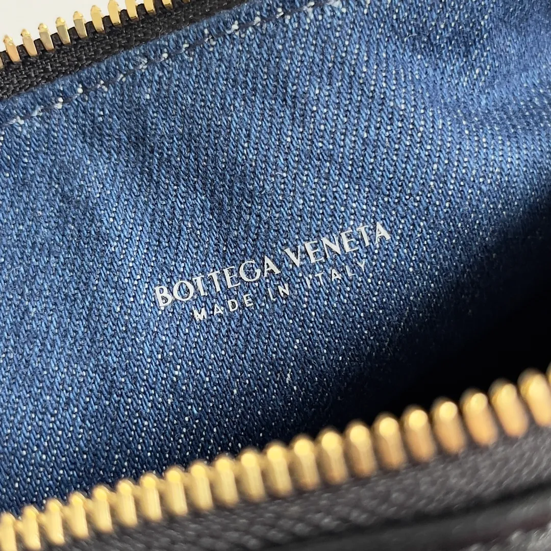 Batch 1560 Different colors collide with different sparks, different materials collide with layers and designs, BOTTEGA VENETA wallace is on the list of retro denim series, the stiffness of denim is matched with soft leather, fashion has no standards, innovation is progress, retro denim, a combination of classics and personality, casual, lazy and unique, the large capacity is too friendly for summer, freeing hands in sultry weather is people's biggest need Style number: 796393 Size: 22*13*9cm